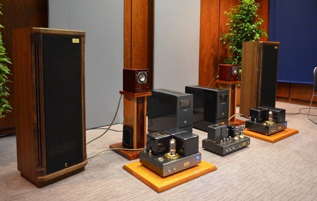 Tannoy Turnberry GR trang tri trong phong