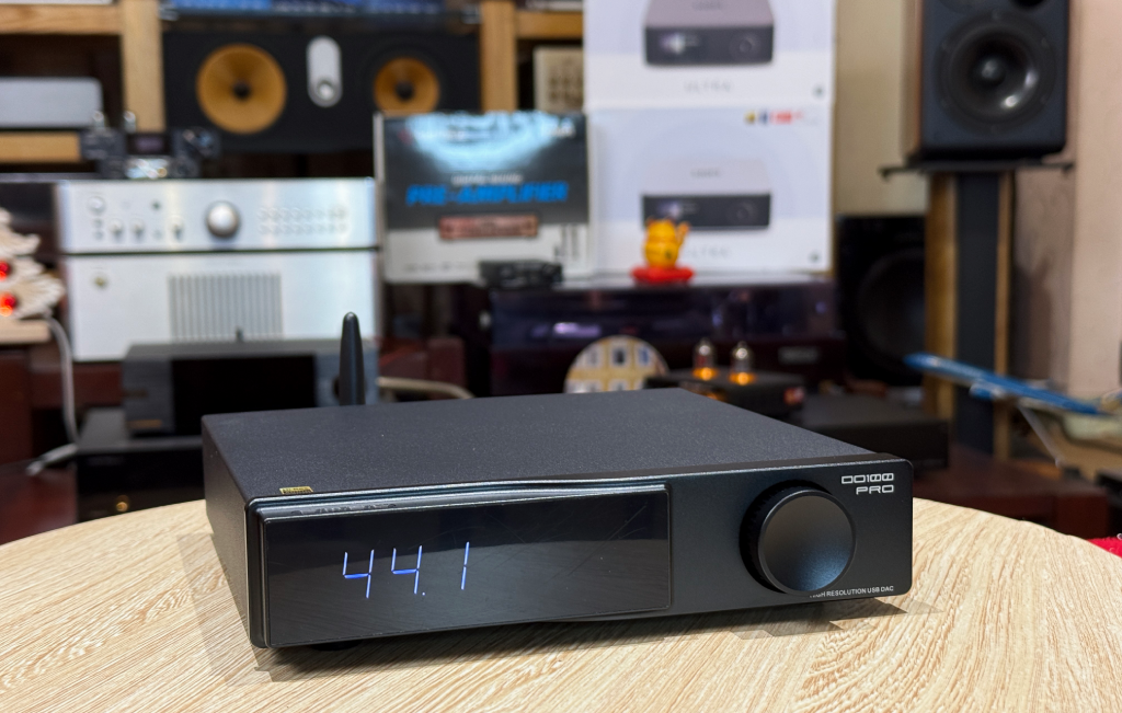 mặt trước của DAC SMSL Do100 pro bán tại Vinhstudio 307A Bạch Mai hà nội với giá cực rẻ