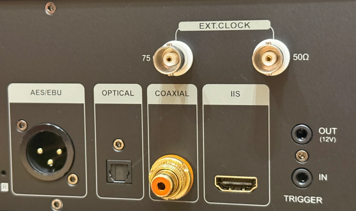 Hai ngõ BNC External Clock 10Mhz 25Mhz trên Eversolo T10