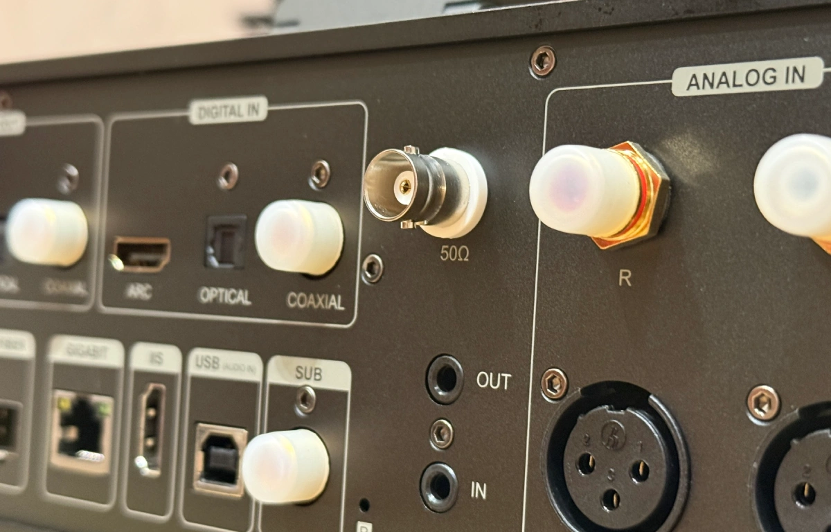 Ngõ BNC External Clock Input trên Eversolo DMP-A8 Master Gen.2