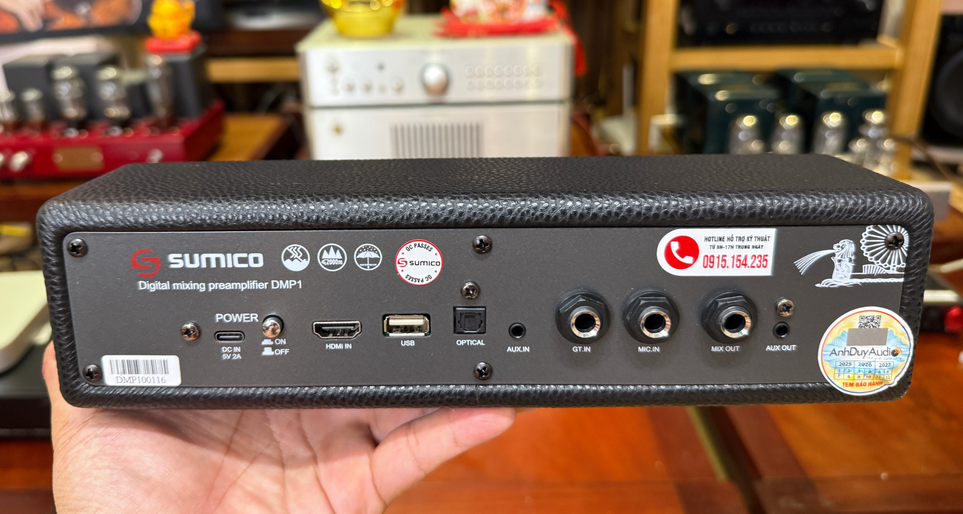 mặt sau với cổng kết nối của bộ vang số Sumico DMP1 kèm 2 Mic không dây